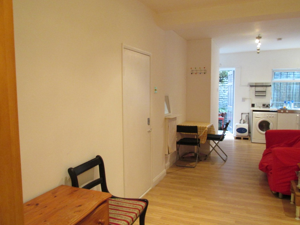 STUDIO FLAT IN STOKE NEWINGTON BILLS INCLUSIVE EXCEPT COUNCIL TAX